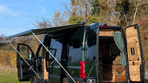 Fernix – 5 berth Mercedes-Benz campervan