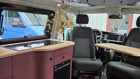 Benny – 2021 4-person Volkswagen campervan
