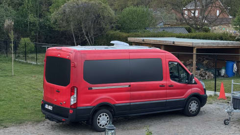 Rocco – Welkom in Rocco, onze rood zwarte Ford Transit Camperbus