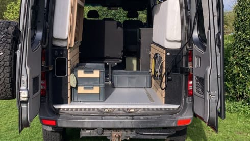 The Beast expeditie camper – 3p Mercedes-Benz bus from 2023