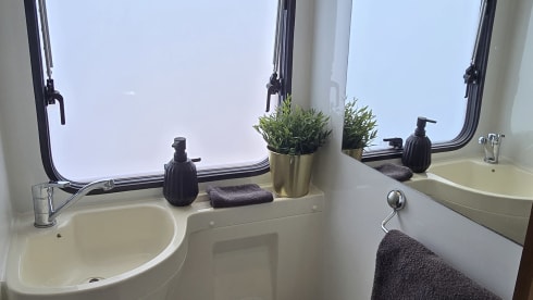 New spacious alcove camper with 7 sleeping places and air conditioning in the house.