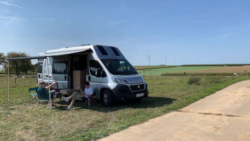 Luigi – La Strada Avanti EB: compact motorhome with twin bed and all the comforts