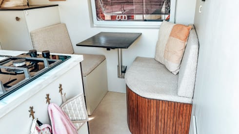Freddie – Mini-maison aménagée en camping-car autonome (2 personnes + bébé)
