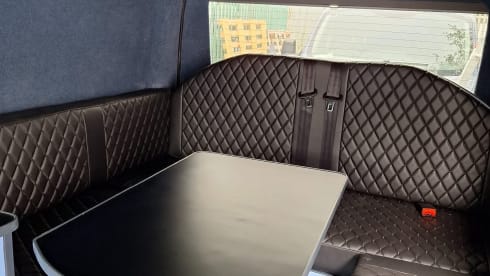 Betsy – Volkswagen campervan met 4 slaapplaatsen uit 2019