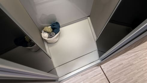 2026 4P McLouis 870+roof air conditioning, automatic 180 hp, bicycle rack, LPG, underfloor heating 