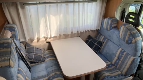 Gemütlicher Camper mit Klimaanlage im Wohnbereich