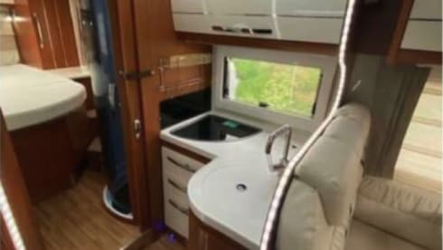 Beautiful camper with the most ideal layout, park your car inside for free