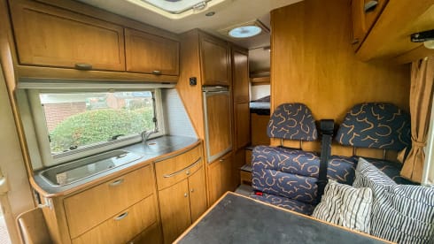 Cosy Family Camper – Complete cozy family camper with large garage 5p Hymer