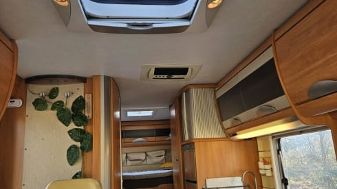 Hymer B700 per 4 persone, integrato da Mercedes del 2005, cambio automatico, patente di guida B o C