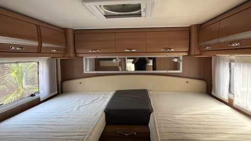 4p LMC semi-integrated with awning, air conditioning and cruise control.