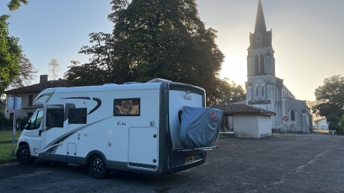 Casa Viaggio – Spacious Hobby Alcove Family Camper with fixed bunk bed