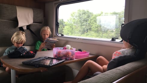 Koos – Cozy 5p alcove camper from 2015