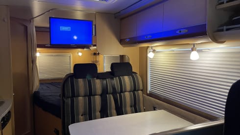 3p. Compact, complete and comfortable Sunroof Dethleffs semi-integrated.