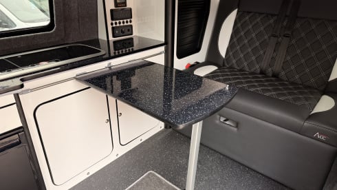 Bobby – Volkswagen campervan met 4 slaapplaatsen uit 2015