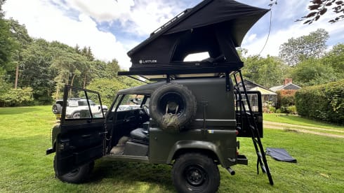 Major  – Iconic Defender 90 with 2 berth roof tent 