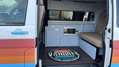 Ziggy – Ziggy - Retro and fun! 4 Berth VW T6 professionally converted Campervan