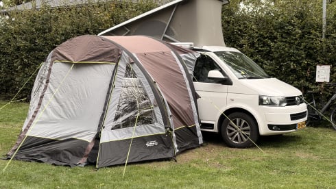 Compleet uitgerust met keuken, bustent & fietsenrek – 4p Volkswagen campervan from 2015