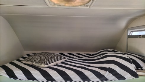 Atmospheric 5-person camper including bedding