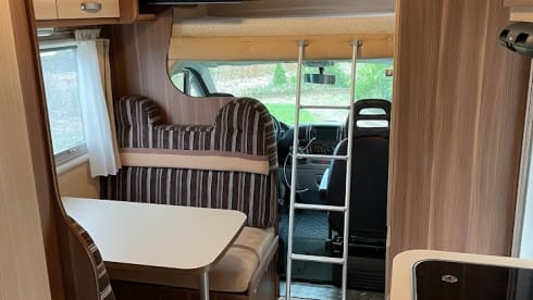 Luxurious & complete 4-6 person camper.