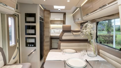 Luxe ruime Adria camper  – Luxurious Spacious Adria camper 
