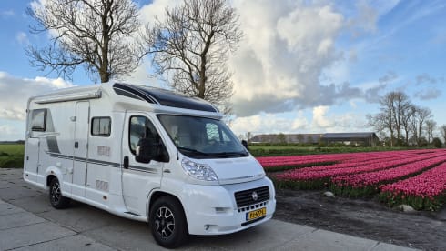 Nice compact 2 person camper with single beds.