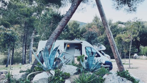 Off-grid 2-person campervan 