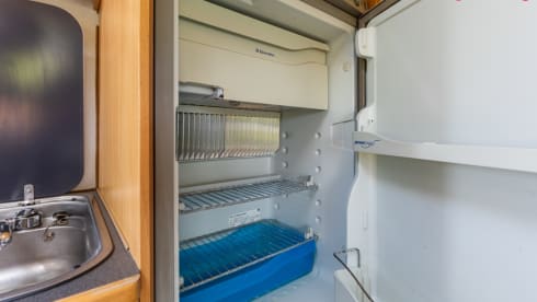 Knaussie – Wonderful compact alcove camper with 4 sleeping places