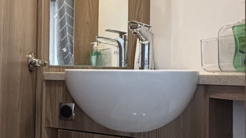 Hamish – Hamish – Accogliente e moderno camper a 4 posti letto situato a St Andrews, in Scozia.