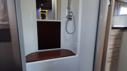 CI X-TIL – Very luxurious 4 person camper with queen bed and pull-down bed, lots of storage space