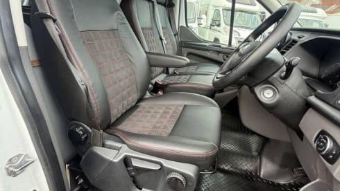 Maisie – ⭐️Luxury off grid Ford campervan⭐️