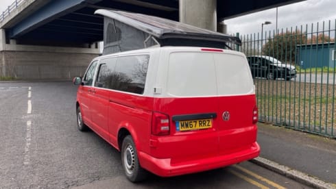 Reddy – VW Transporter MANUAL Pop Top 4 Berth