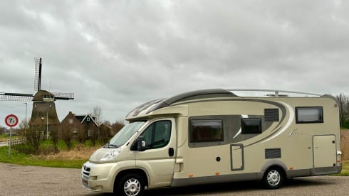 5p Bürstner With single beds and electric fold-down bed