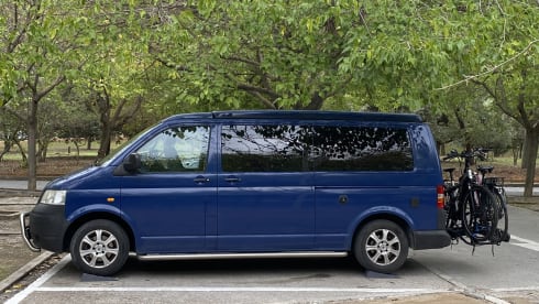 Bommeltje VW T5 met extra ruime leefruimte door verlengde versie. Uniek in de verhuur!  – VW T5 extended version with large lifting roof  