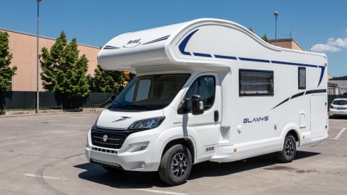 Queen Louise 2 – New luxury 6-person alcove camper