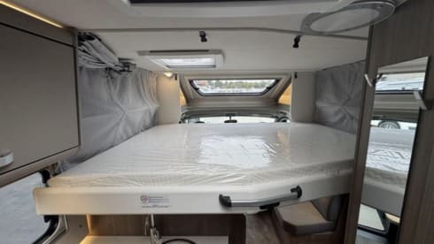 JustCamper  – NEW MY2026 Carado 328 semi-integrated Automatic 2 - 5 pers.