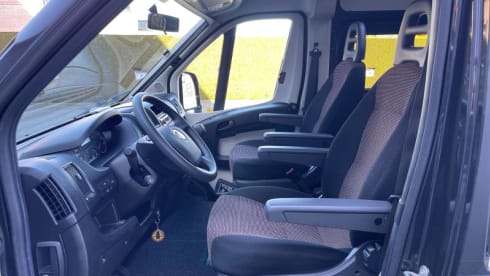 Buszz – Hymer RIo '14, 4 seater/2 bedroom. Compact, surprisingly spacious