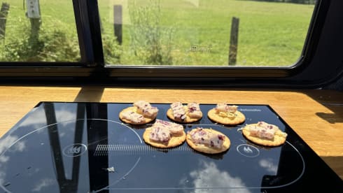 Lottie – Volkswagen Off-Grid Camper Sleeps 4 - Carries 5