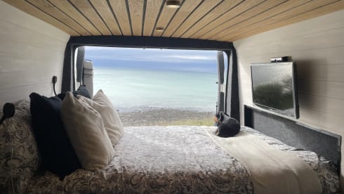 The Wondering Boxer – 3 berth 2016 Peugeot Boxer campervan.