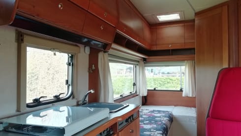 Complete and compact 5-person house on wheels