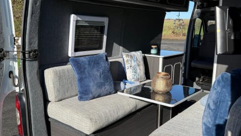 Marge – Campervan met 3 slaapplaatsen, volledig zelfvoorzienend. 