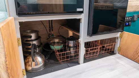 Sparrow's nest – All season Off grid campervan with full length double bed  *Pet friendly*