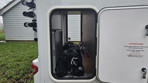 Rose – Rose - Luxury 4 Berth, Automatic Motorhome 