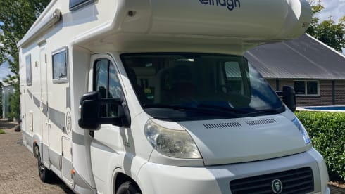 Nice, spacious alcove family camper with lots of light!
