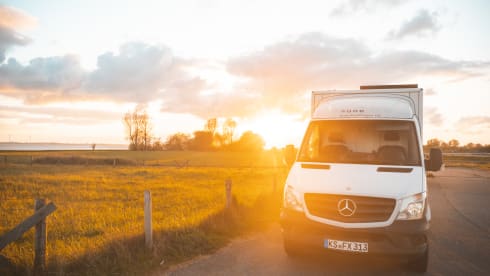 Jeff Benzos – Self-sufficient adventure Mercedes Sprinter for winter and summer