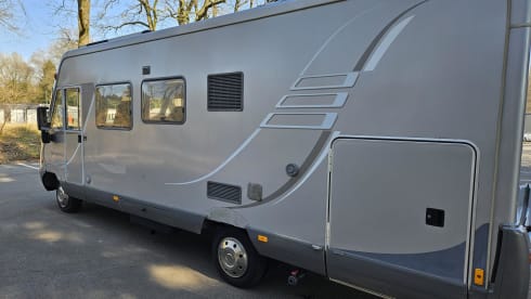 Hymer B700 per 4 persone, integrato da Mercedes del 2005, cambio automatico, patente di guida B o C