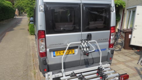 Compact bus camper with many useful extras