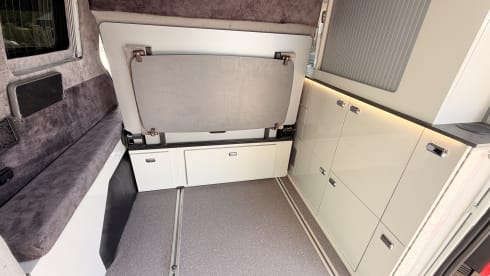 Blondie – 4 berth Ford campervan from 2022
