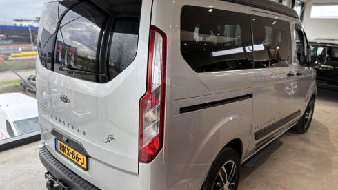 Campervan Bürstner per 4 persone, modello 2022.