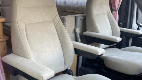 Corné & Joy – Complete with Airco - UNIQUE!! 4 person camper BOOK NOW! 