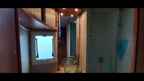 Super cozy spacious challenger eden 602 camper